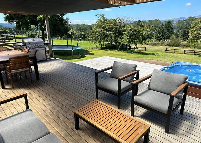 Lake Holiday Home - Spa & Views