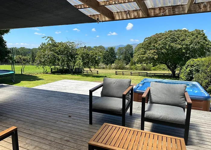 Lake Holiday Home - Spa & Views
